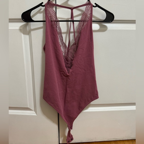 EXPRESS LACE TRIMMED DEEP V MAGENTA BODYSUIT - Picture 1 of 3